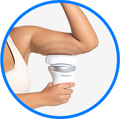 Ondas de microcompresión Mujer utilizando Vibro Sculpt en los brazos para tonificar y reducir flacidez.